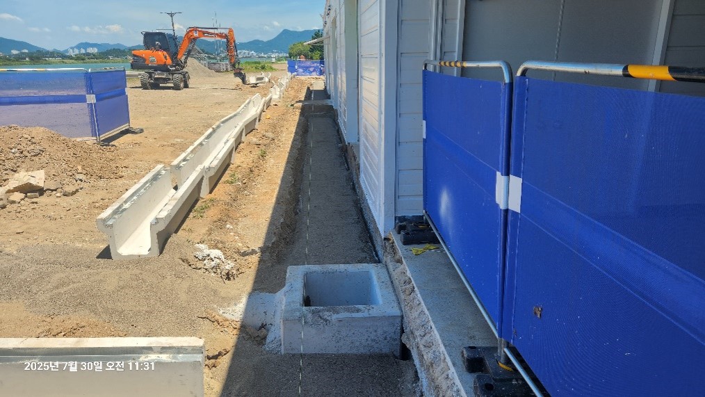 콘크리트 배수로관 설치(모래포설후)